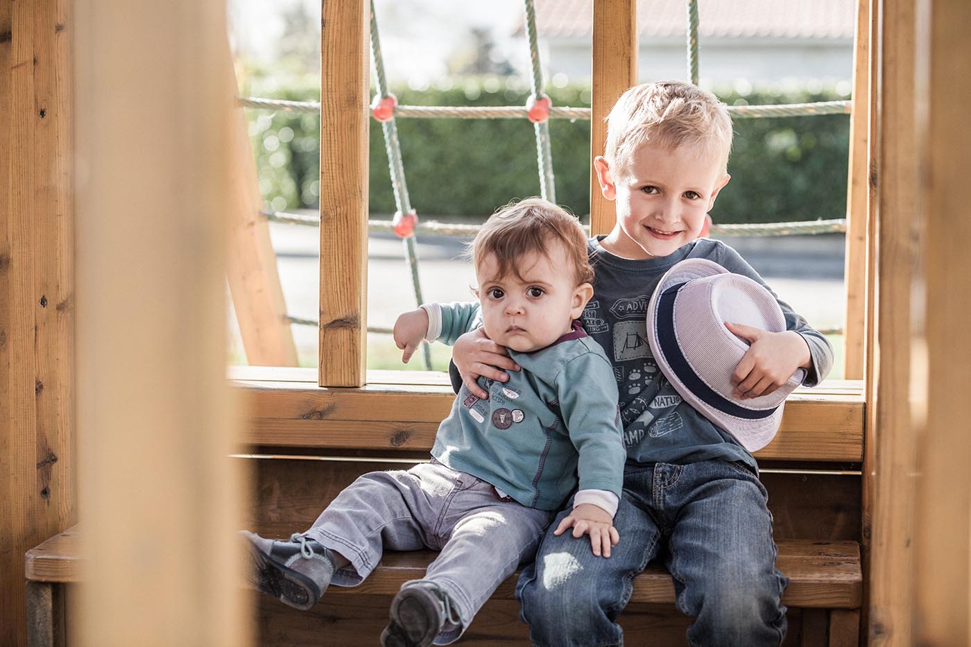 Moment complice entre ces deux frères qui se reposent à l'ombre d'une cabane de jeu