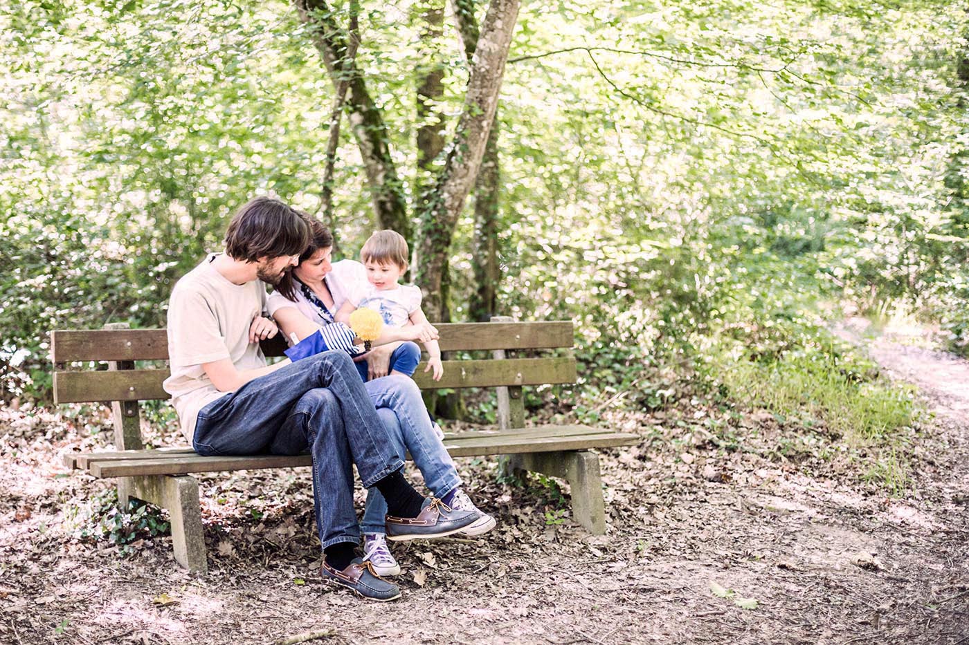 Qu'il est agréable d'amuser sa petite fille en cet après-midi d'été