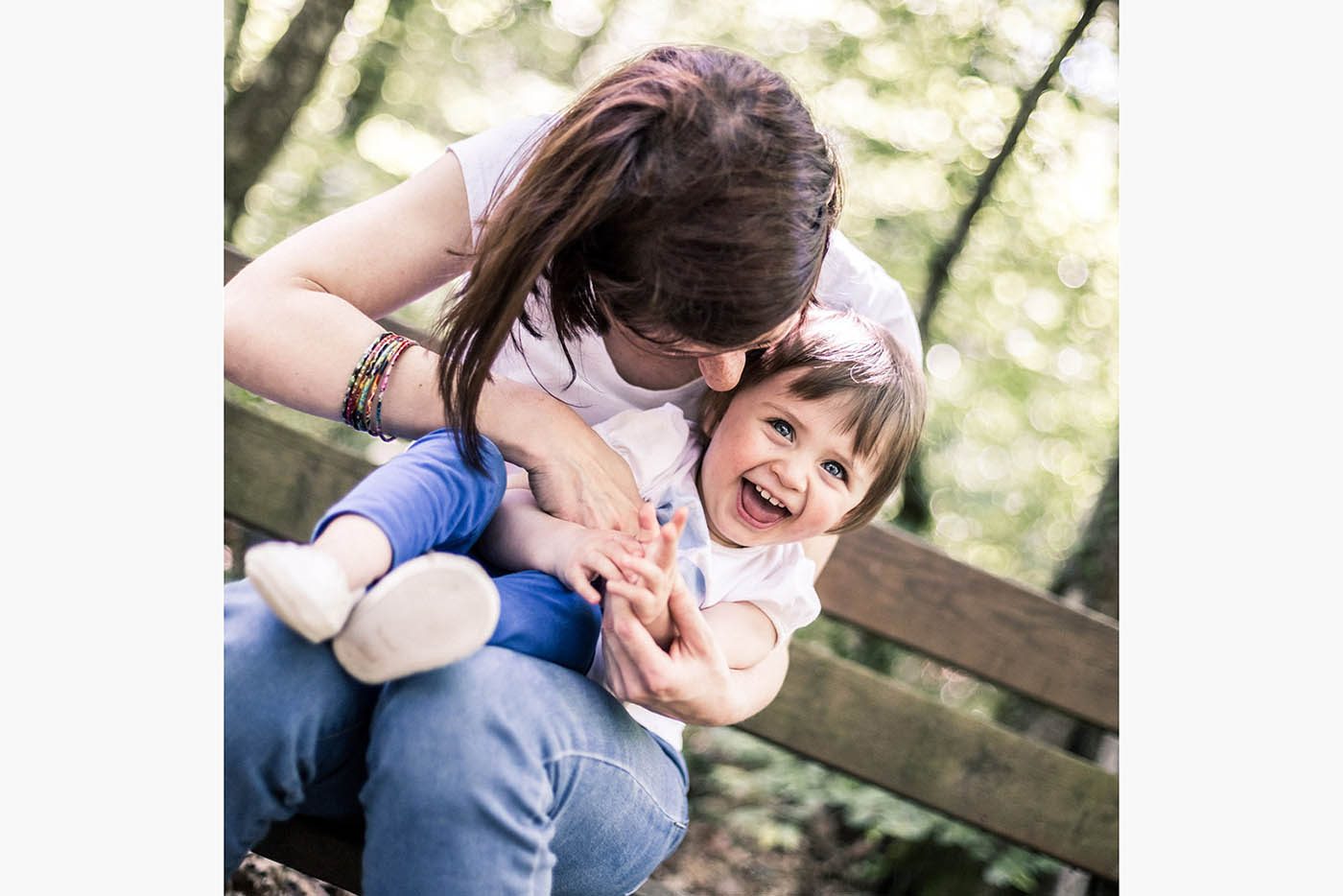 Les chatouilles de cette maman font rire aux éclats sa petite fille