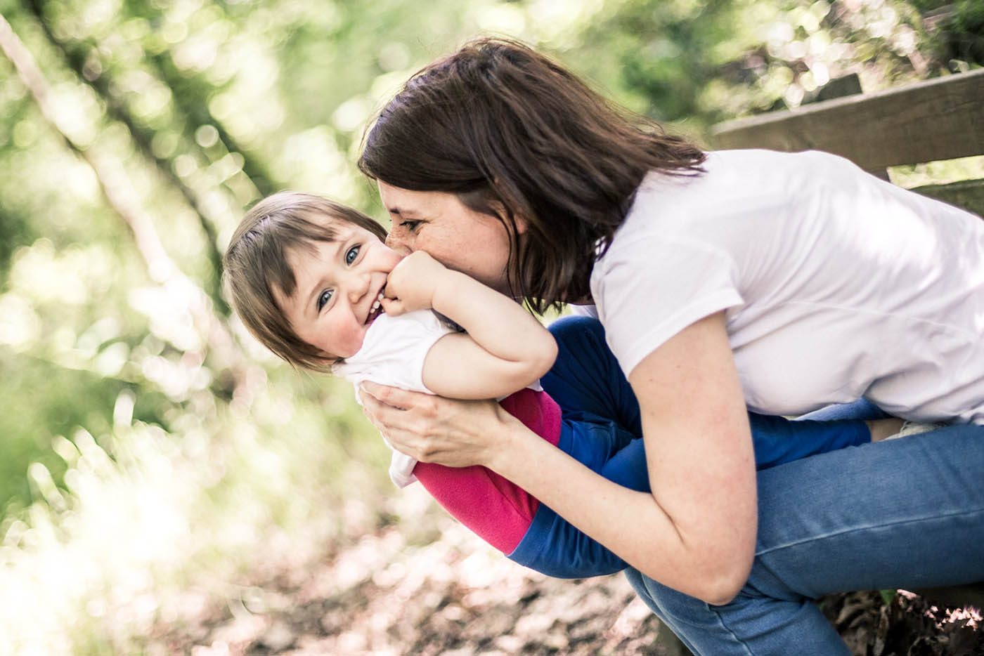 Une maman et sa fille rayonnantes en plein moment complice