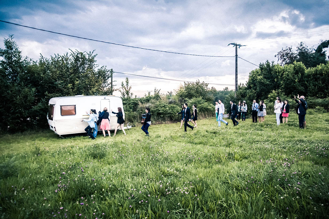 Une tradition consistant à aller réveiller les mariés qui se sont caché dans une caravanes non loin du lieu des festivités