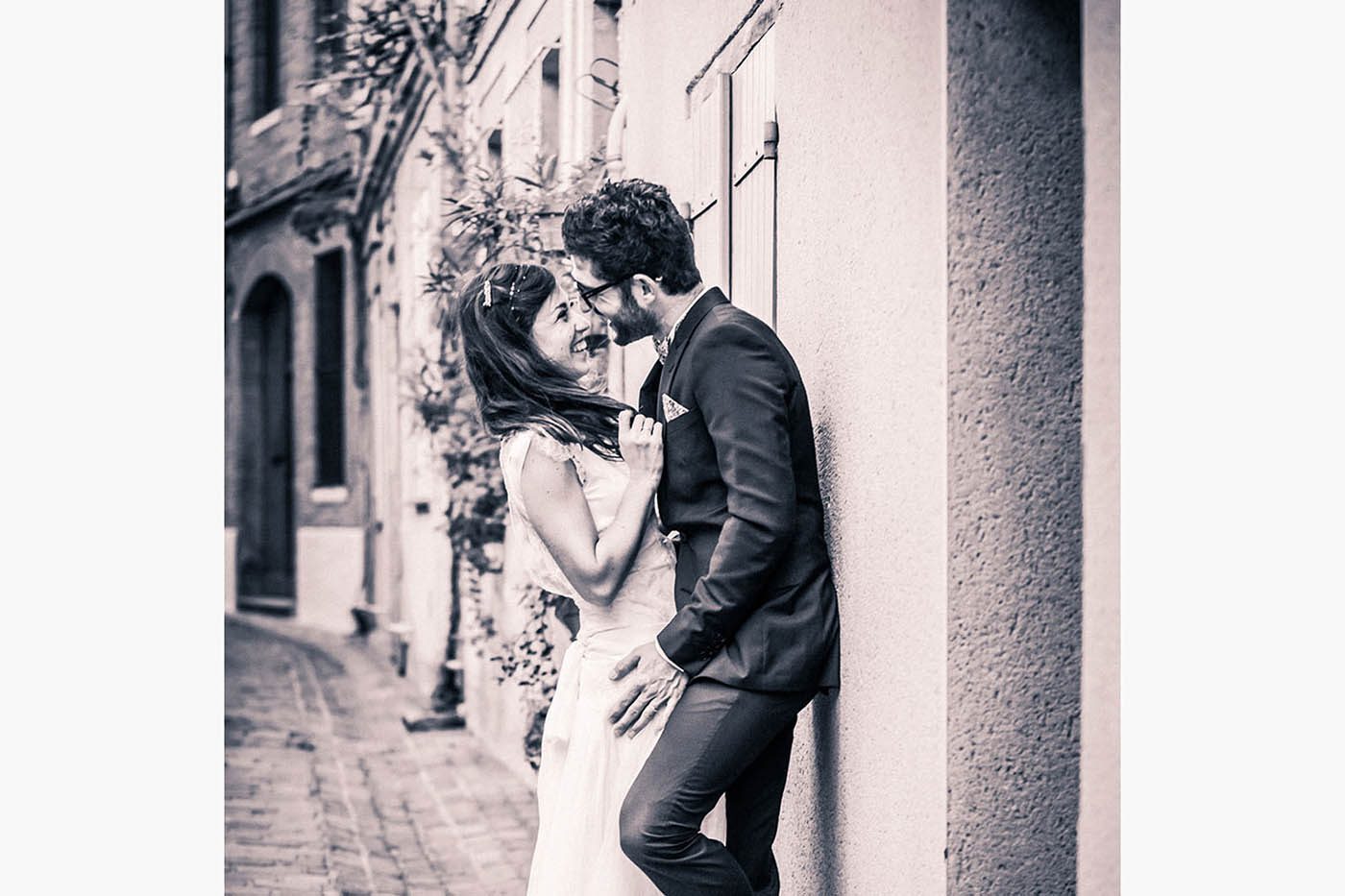 Moment complice dans une ruelle pittoresque de Toulouse pour ce couple amoureux