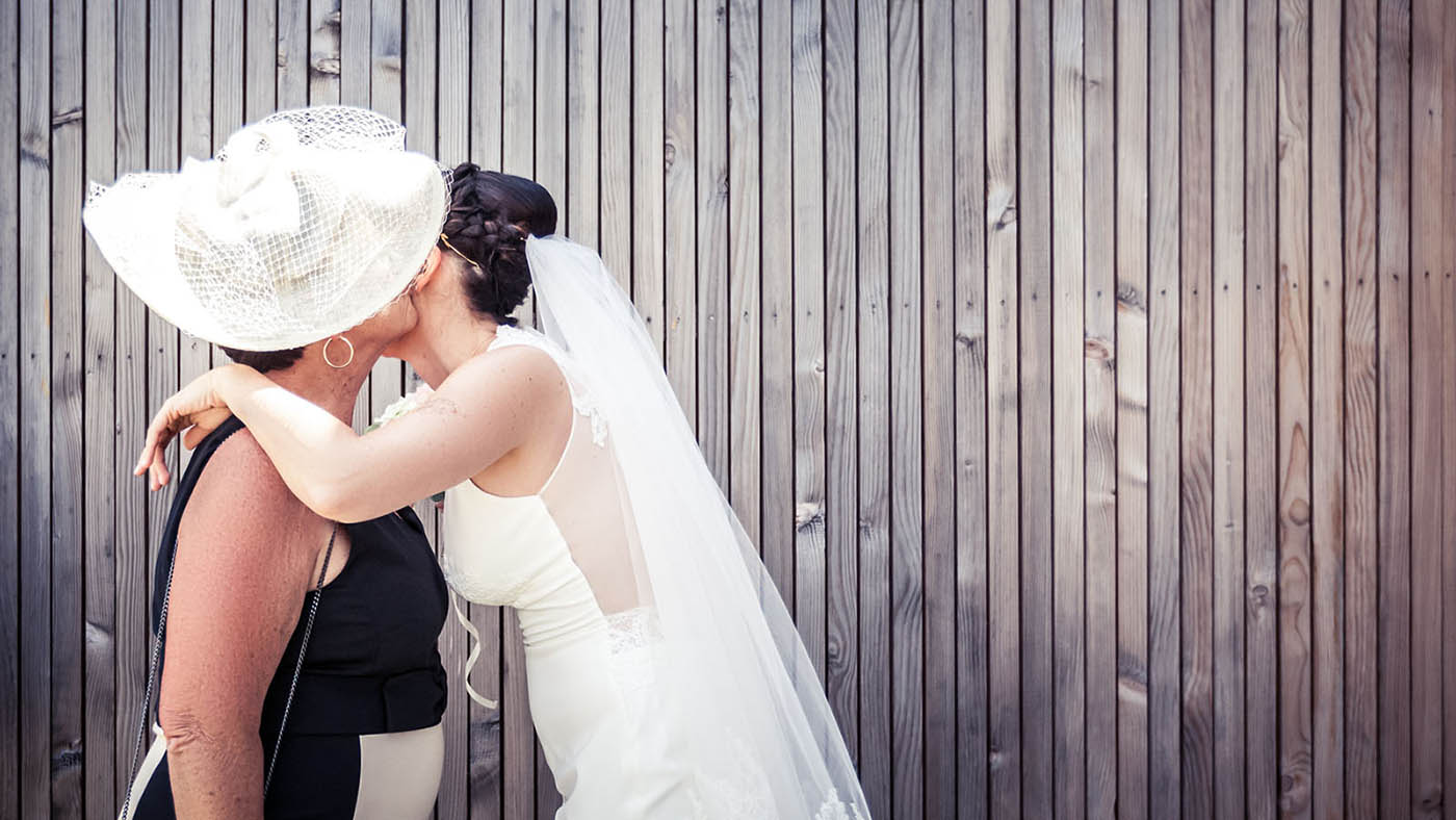 La mariée en larmes se jette dans les bras de sa mère qui la découvre pour la première fois