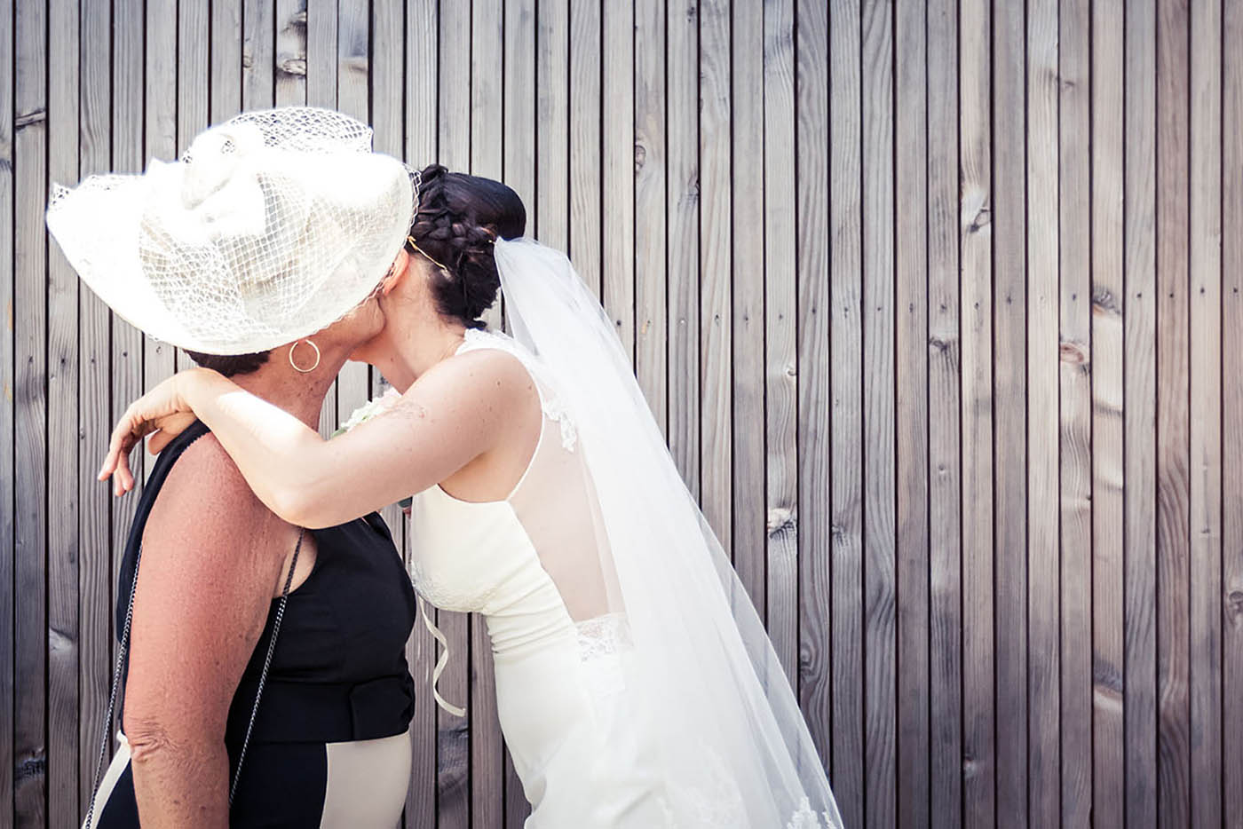 La mariée se jette dans les bras de sa maman qui la découvre pour la première fois en robe