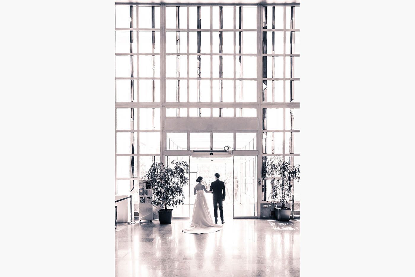 Le décor très moderne de la mairie de Colomiers accueille la sortie de ce couple fraichement uni par les liens du mariage