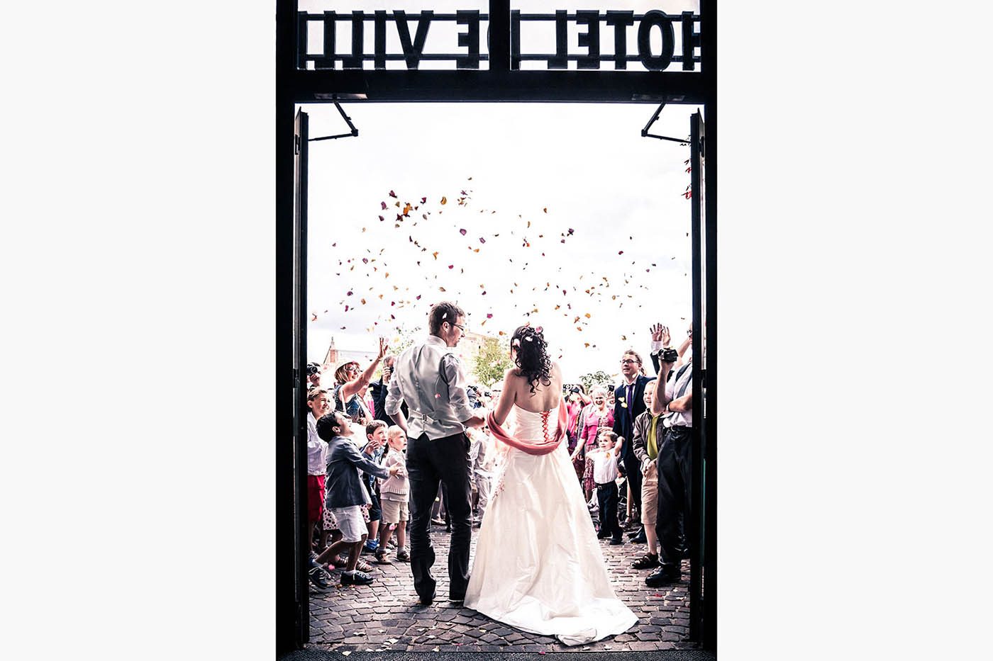 Les confettis lancés par les invités qui fêtent les mariés comme il se doit en Vendée