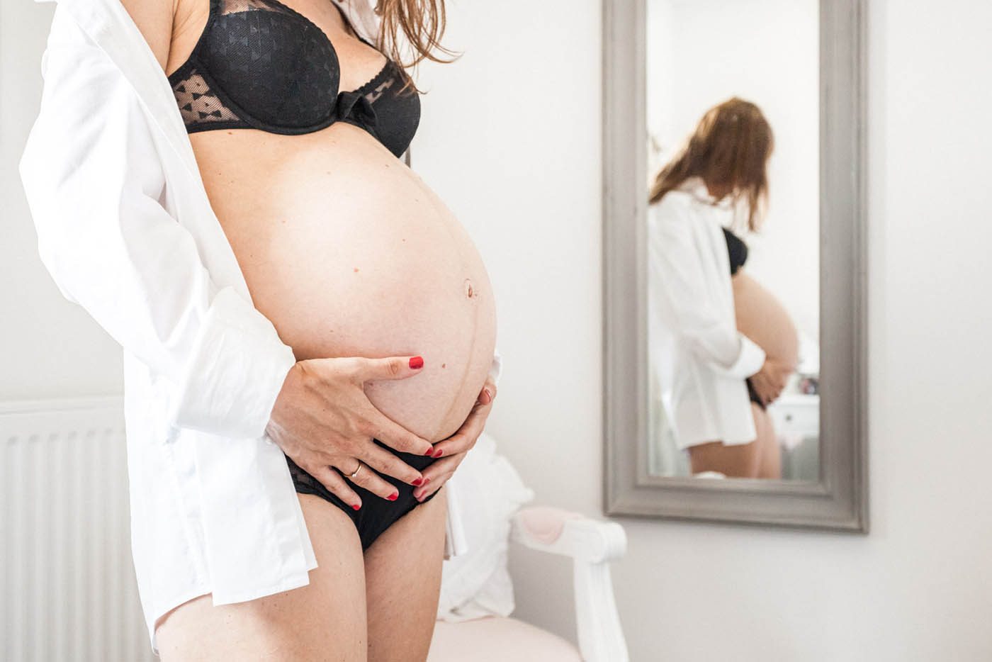 Les belles formes arrondies de cette future maman, pour une séance en toute intimité à Toulouse