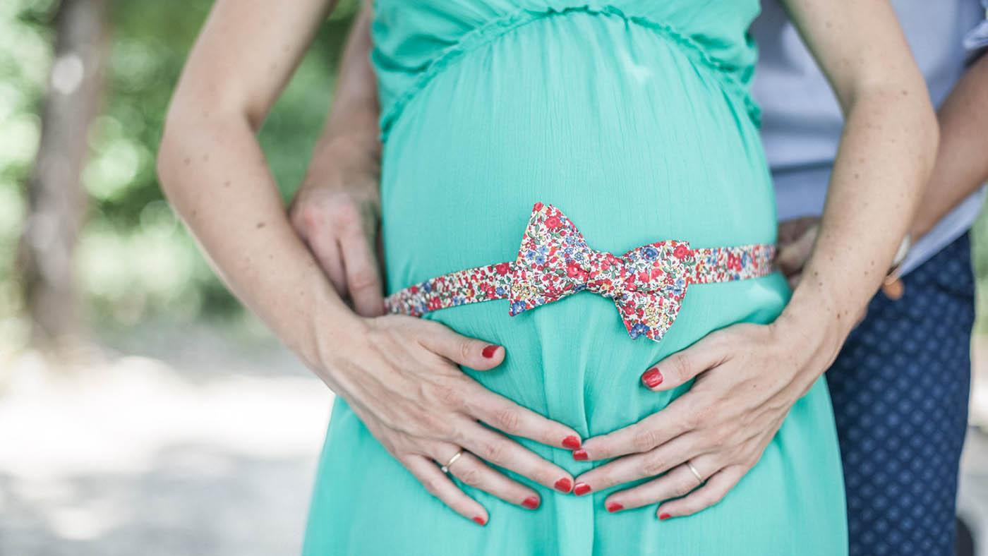 Un superbe clin d'oeil au mariage de ces futurs parents : le noeud papillon du papa pour annoncer la venue d'un garçon !