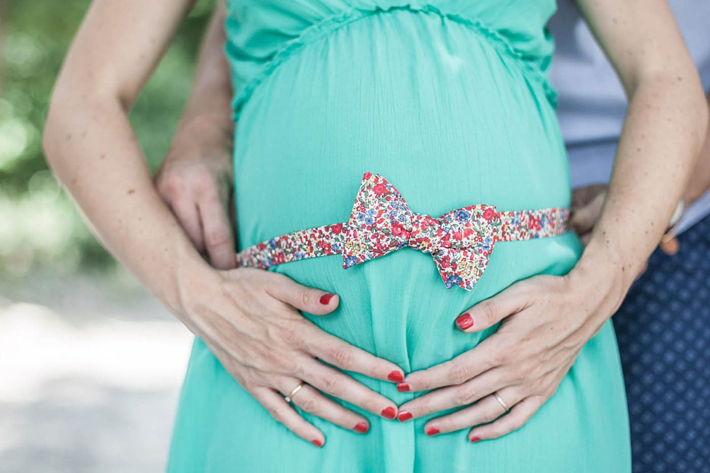 Un superbe clin d'oeil au mariage de ces futurs parents : le noeud papillon du papa pour annoncer la venue d'un garçon !