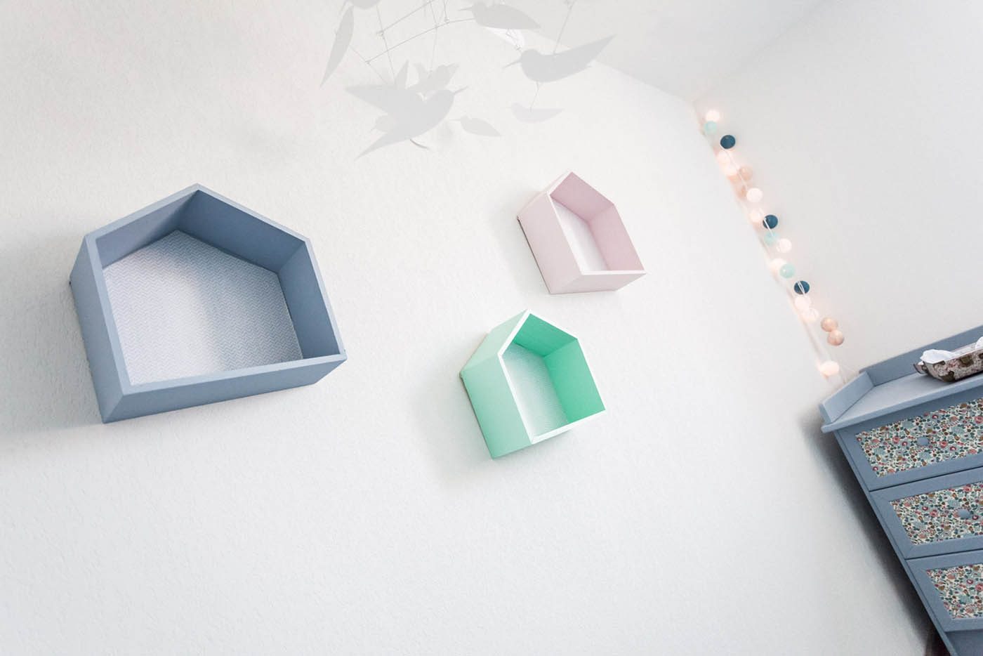 En attendant bébé, on prépare soigneusement son nid avec des décorations pastels