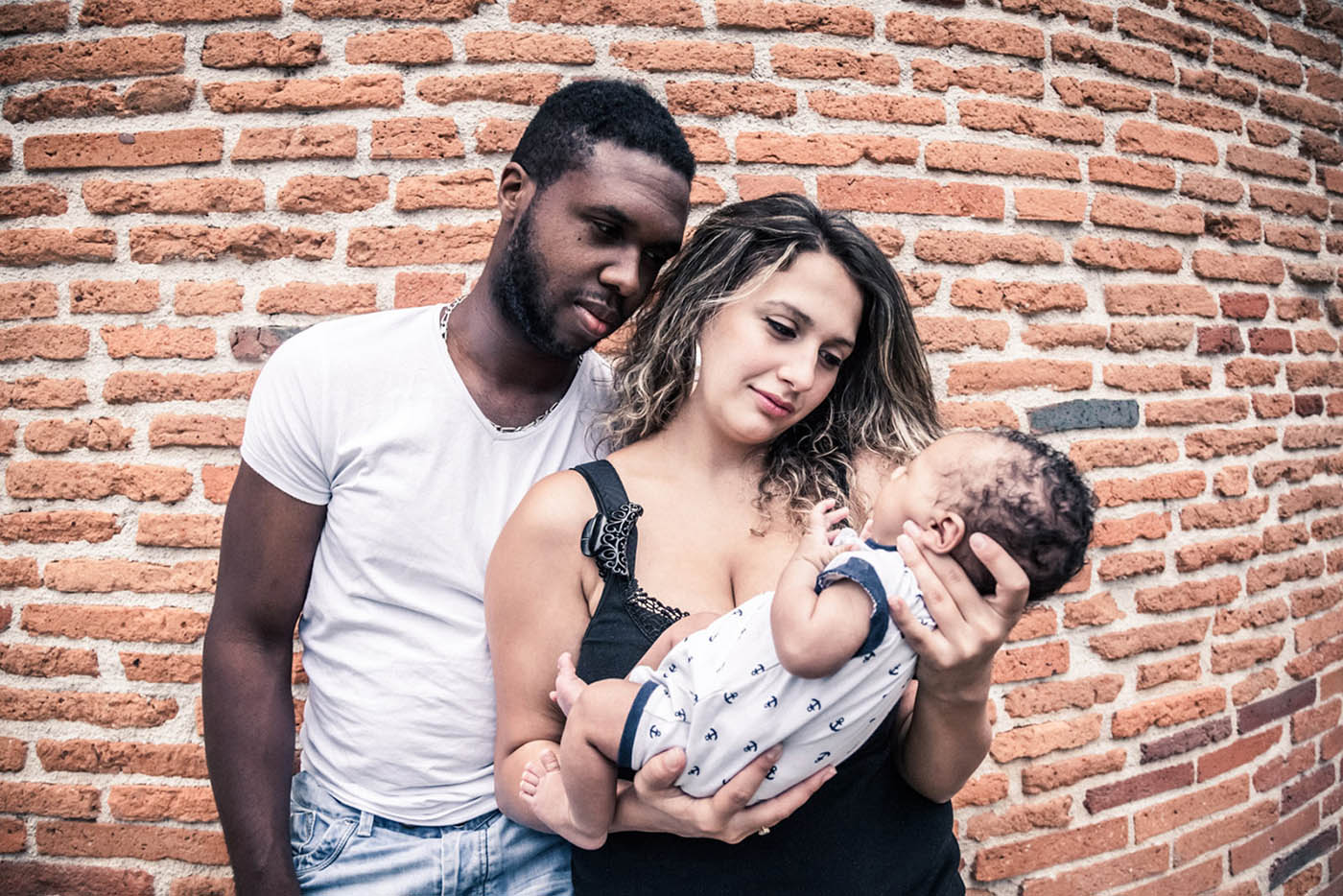 Une image forte de ce couple et de leur enfant devant de belles brique rouges typiques du Sud-Ouest et de Toulouse