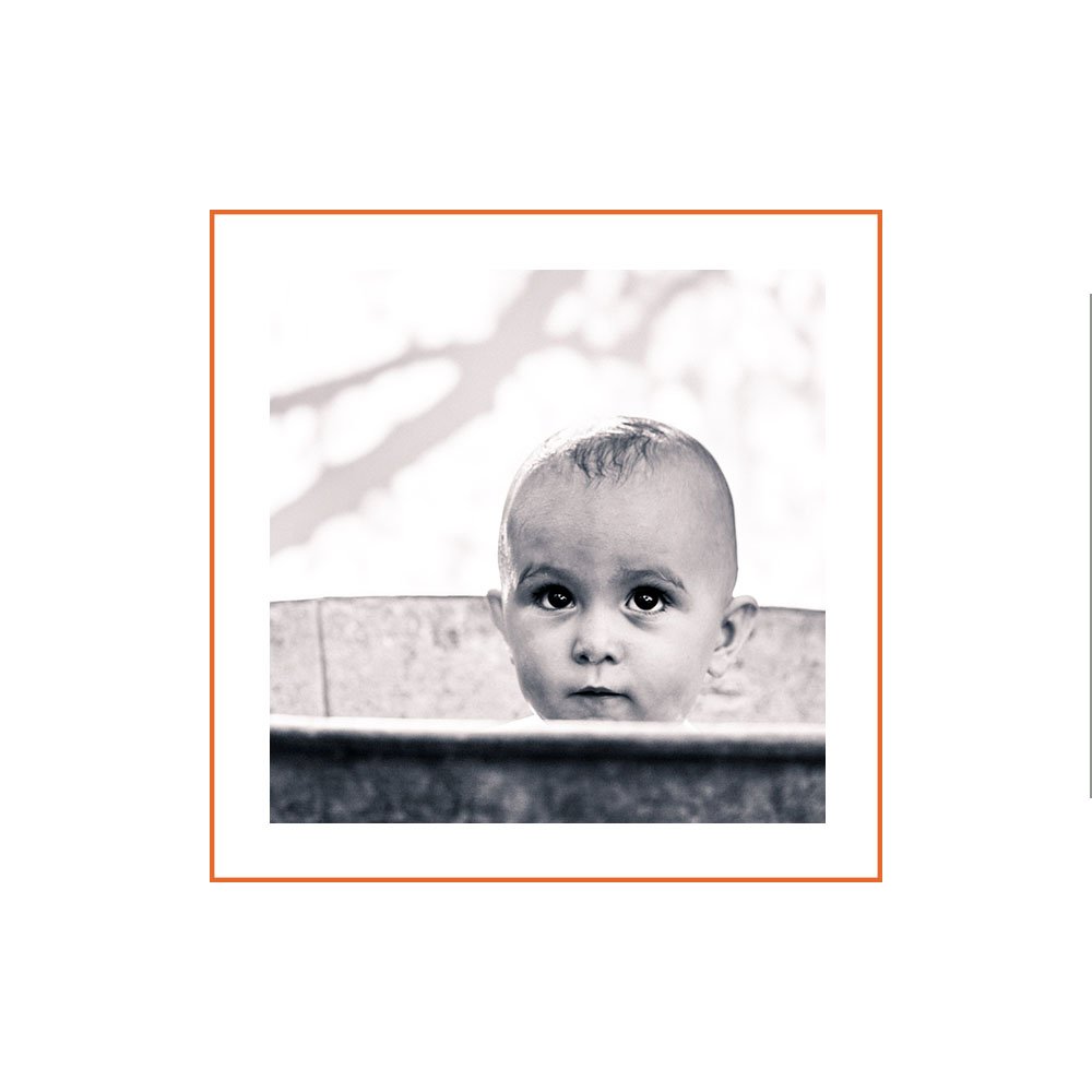 Le regard profond de cet enfant qui se baigne dans une bassine pendant cette chaude journée d'été à Verdun-sur-Garonne